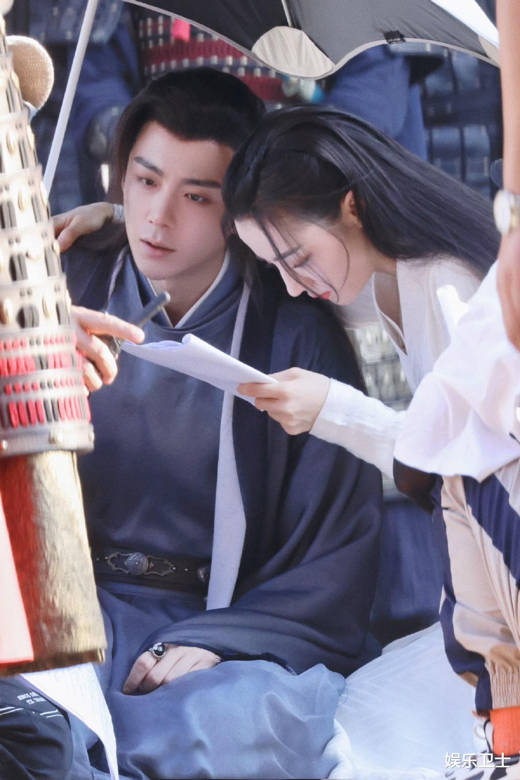 迪丽热巴|《安乐传》拍摄片场，迪丽热巴捏龚俊脸蛋好宠溺，搂肩刘宇宁氛围感满满