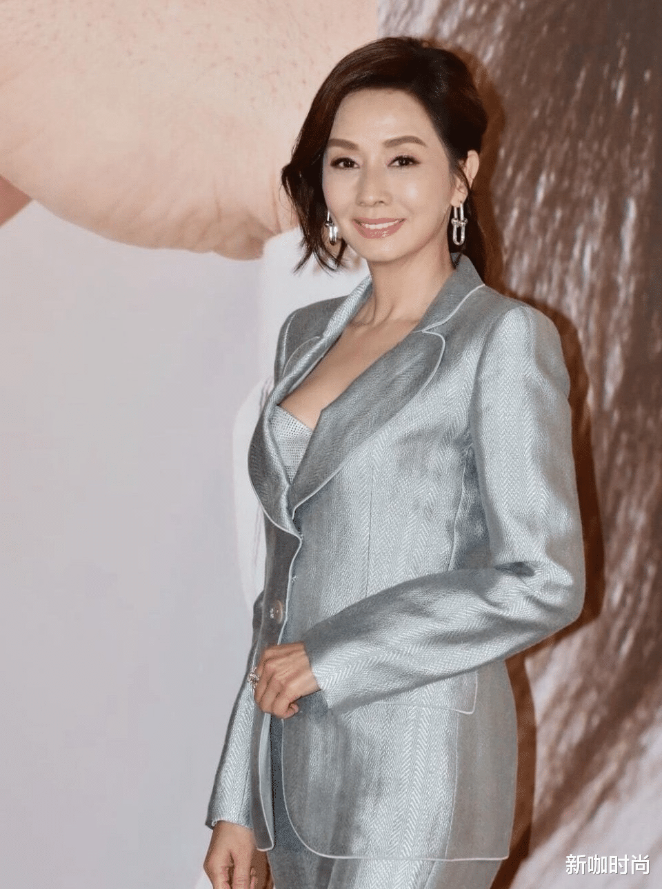 新咖时尚|?毛舜筠不似“奔七”女人，穿光泽感西装身材窈窕，肌肤状态绝了！