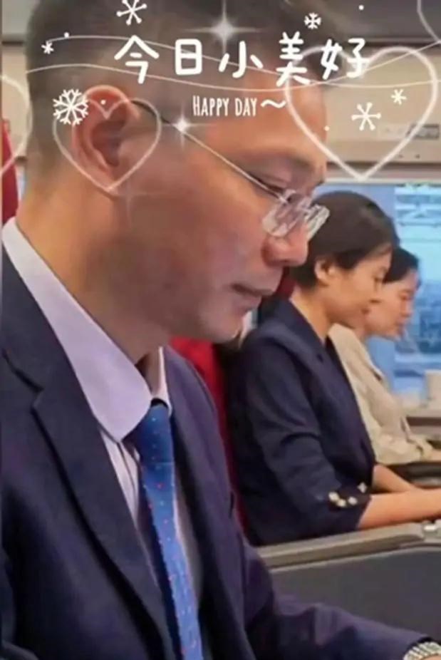 律师 二审现场照片流出，围绕李圣律师，几张视图尽显庭审精彩现场