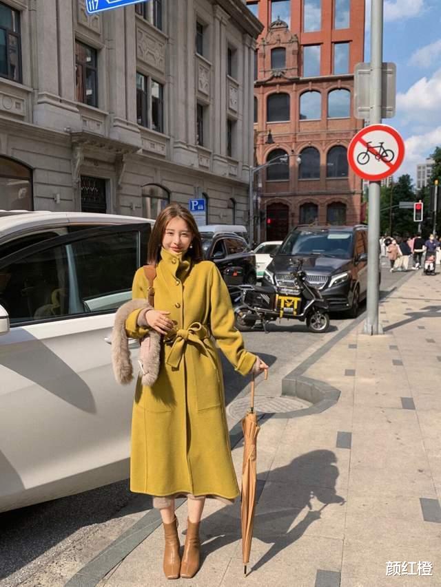 颜红橙 秋冬有哪些高级穿搭？还是大衣搭配半身裙或长裤够拉风，又飒又美