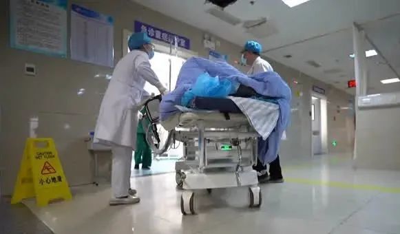 医院为喝农药女孩垫付10万医药费