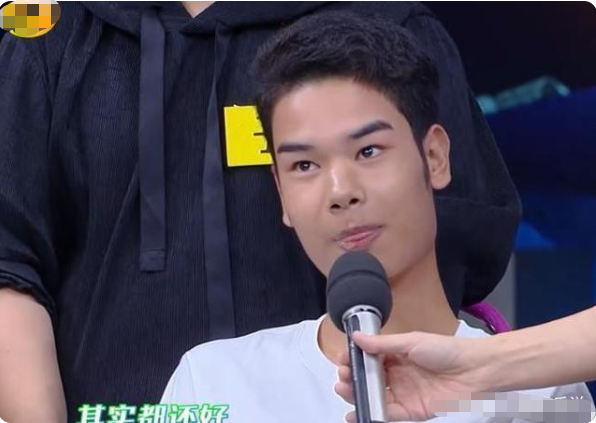 何炅|他在《快乐大本营》耍大牌，说话要何炅帮忙举话筒，现已彻底凉凉