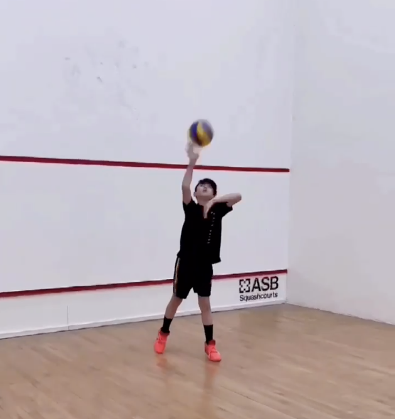 张柏芝|张柏芝陪次子打排球,自夸比他厉害,11岁小Q身姿矫健超帅气