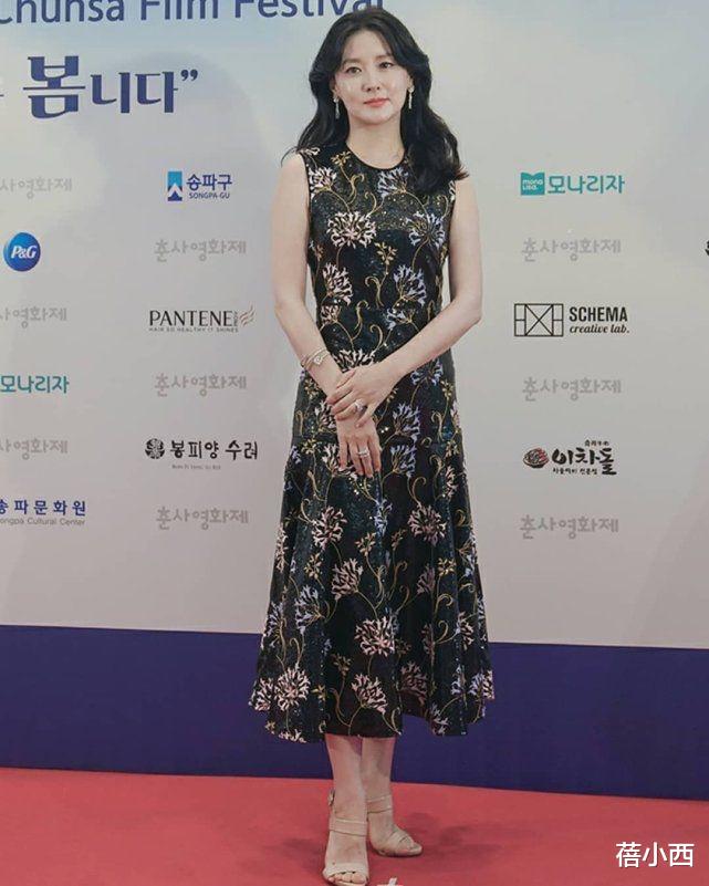 蓓小西|李英爱越老越惊艳，穿旗袍去看秀自带贵妇气质，看不出要奔五了