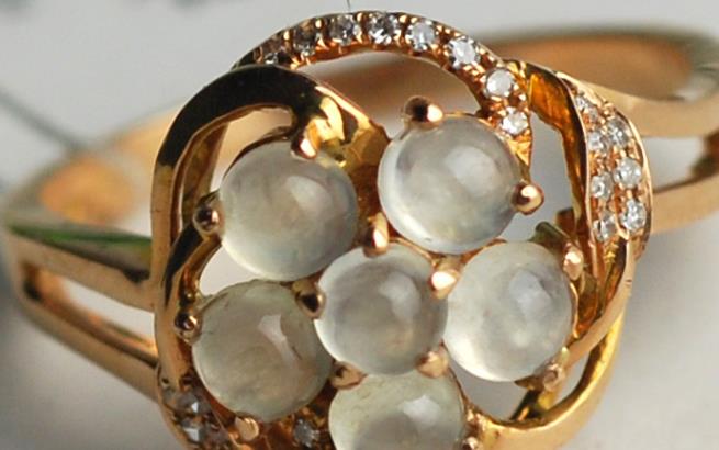 翡翠|还用翡翠划玻璃，来鉴定真假吗？如果真的划破你就要哭了