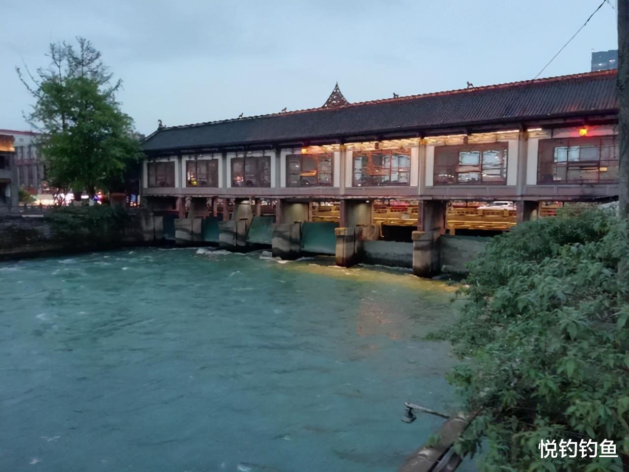 都江堰|我的家乡有一种老钓法——背篼钓鱼，能不能钓上鱼全靠运气