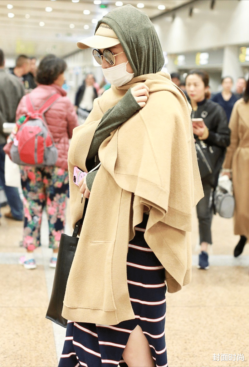 封面时尚 张馨予大冷天还穿开叉裙，但上身搭配挺温暖，大披肩围裹挺严实