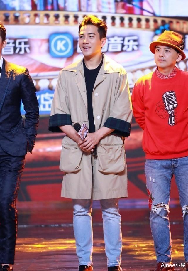 刘恺威|刘恺威有大叔的样子了，棉服套卫衣挺温暖的，看不出明星架子