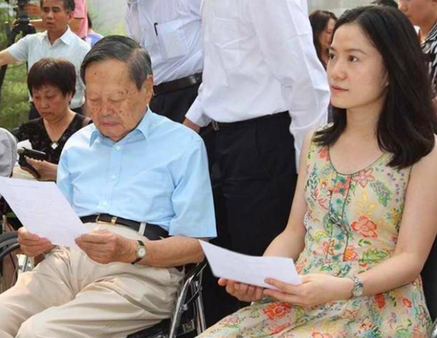 翁帆|相伴16年后，44岁翁帆发福显老，而98岁杨振宁依然健壮硬朗