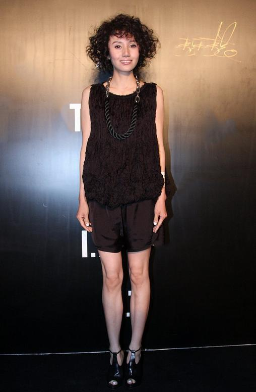 潮帮先生|袁泉的气质模仿不来，夸张“泡面头”能驾驭住，戴大金链也不俗气