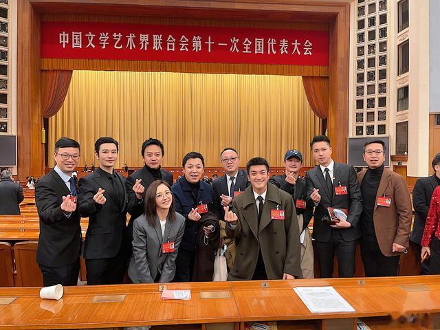 邓超|邓超发文代会与吴京沈腾合影：心怀赤诚敬畏