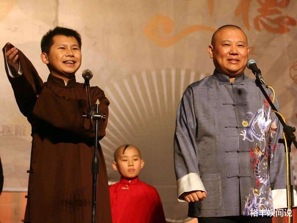 何云伟|何云伟现身农家乐，遭美女无视特尴尬，店老板晒合影遭网友唱衰