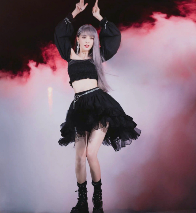 佟丽娅|38岁佟丽娅女团舞首秀，紫长发配露脐装超妩媚，网友：心疼陈思诚