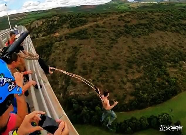 温碧霞|《荒野求生》中“贝爷”18岁儿子赤膊跳伞 将4颗金属钩勾穿自己背部
