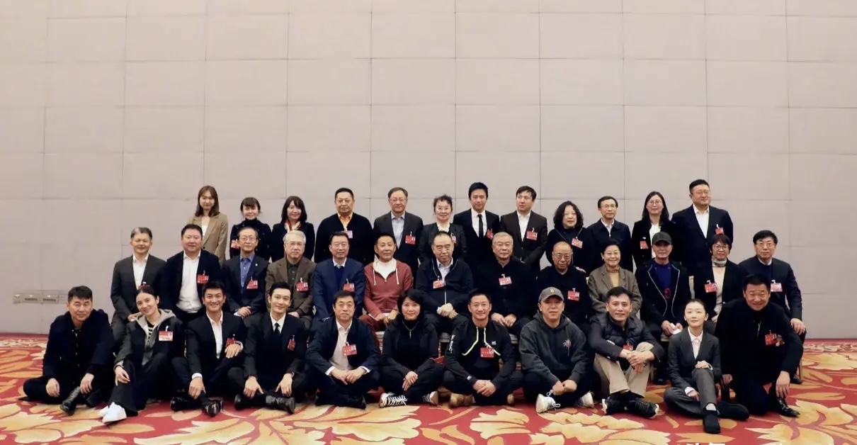 周冬雨|周冬雨随手晒合照,打脸娱乐圈明星表面风光?网友评价是亮点