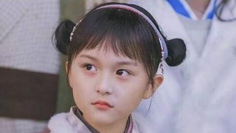 周星驰|2岁出道年入百万的“小芈月”，因颜值高被禁止整容，今变成这样