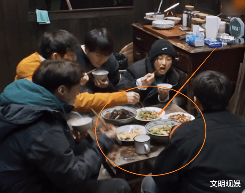 黄磊|彭彭张艺兴子枫互让最后一块排骨，黄磊举动太抢镜，这私心没谁了