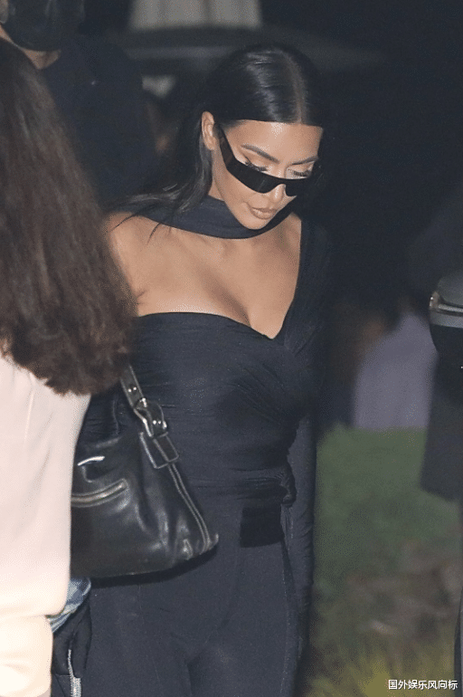 金·卡戴珊|金·卡戴珊盛装出席好友马里布生日晚宴