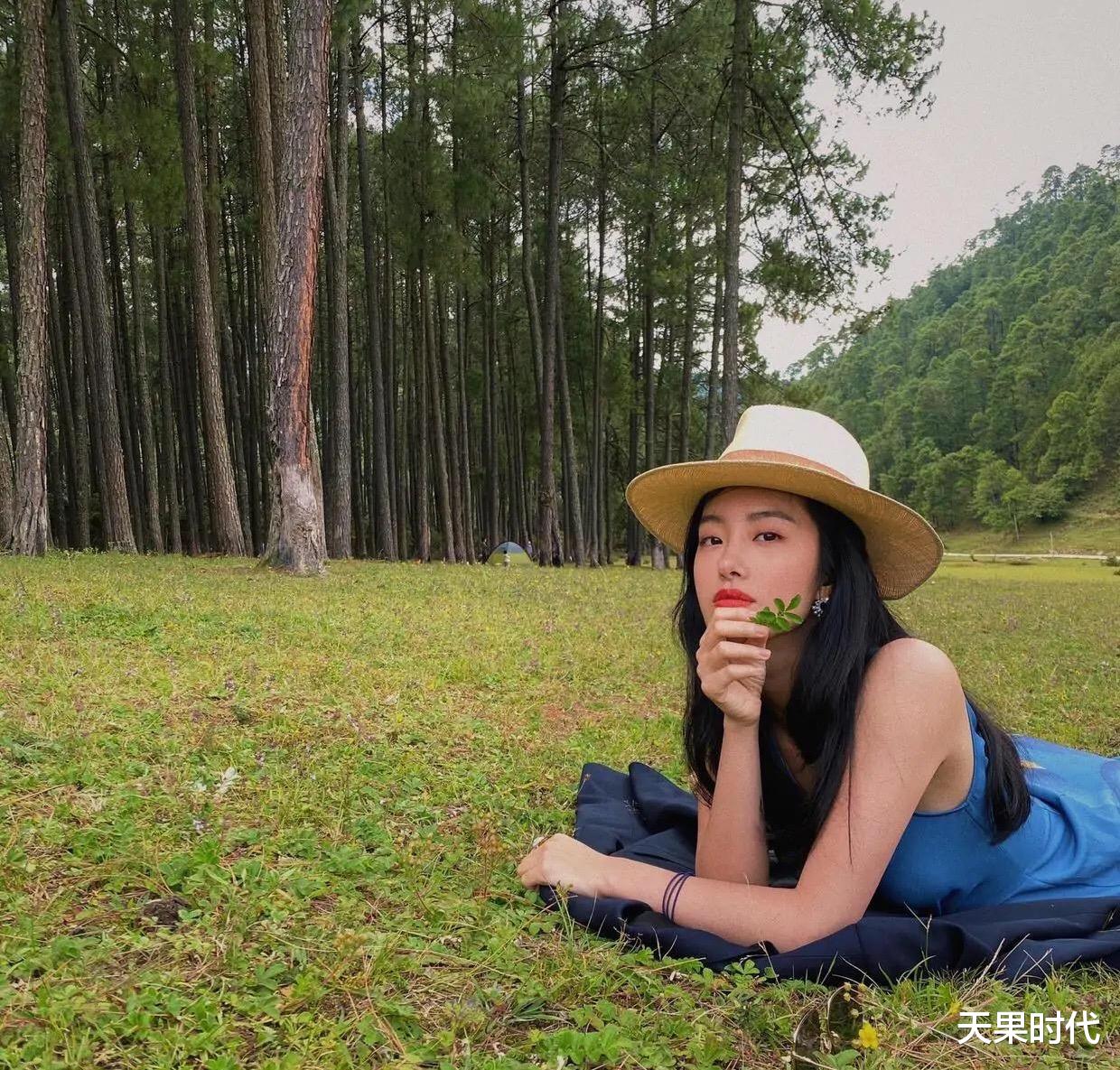 天果时代|杨采珏才是“氛围感”女神，土蓝色连衣裙穿出脱俗美，移不开眼