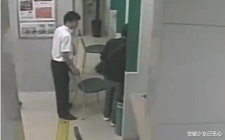 歹徒抢劫银行只为2万块,抢到客户的钱又还回去,称不拿老人的钱