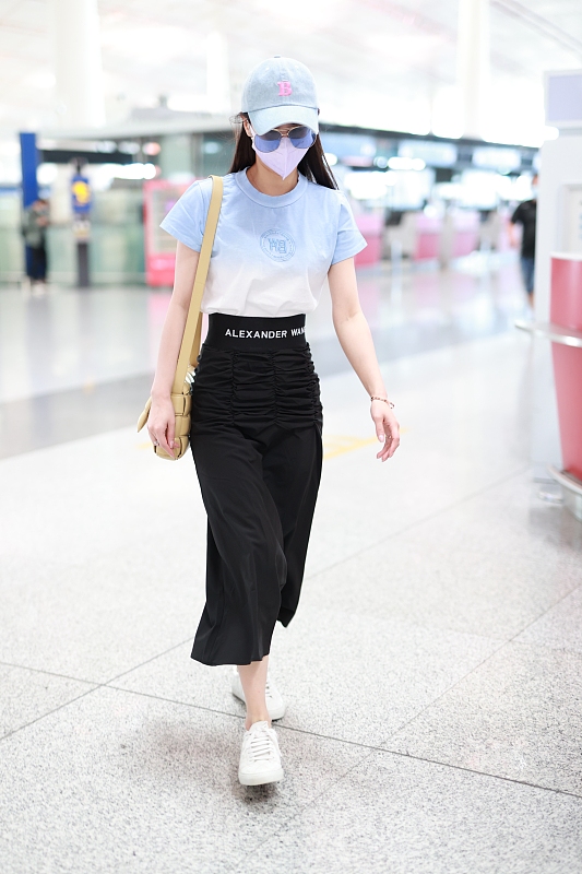 红珊瑚me|黄圣依气质真好，粉色V领印花衬衫配牛仔喇叭裤，甜美复古很有型