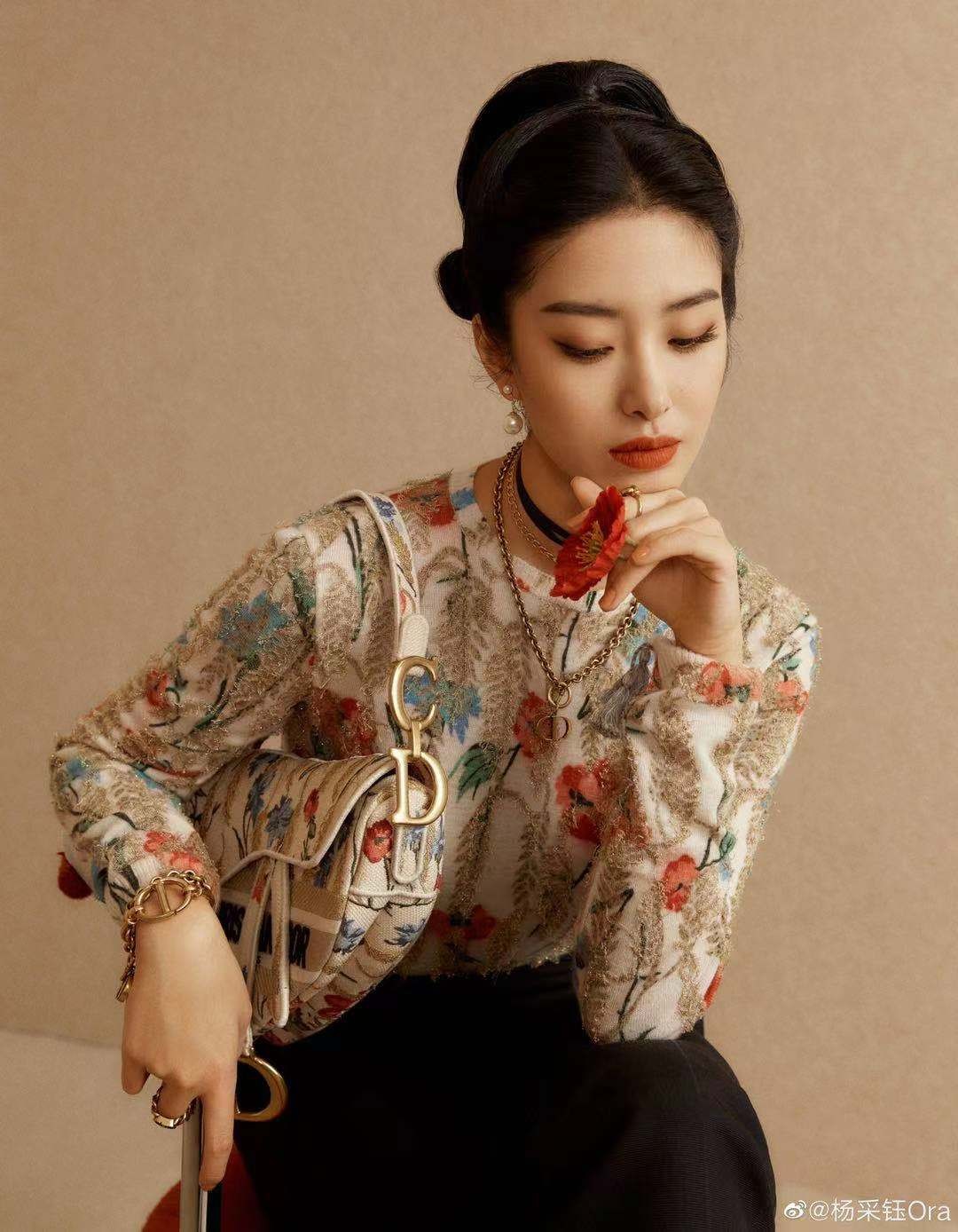 江南小蚂蚁|太惊喜了！毛晓彤的“复古甜美”风原来这么好穿，赶紧安排同款