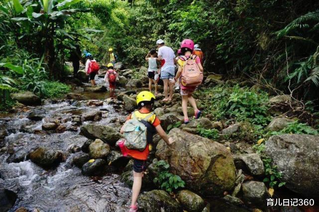 育儿日记360|宝爸让7岁儿子，穿裙子上学引争议，如此纵容：“害娃”还是爱娃