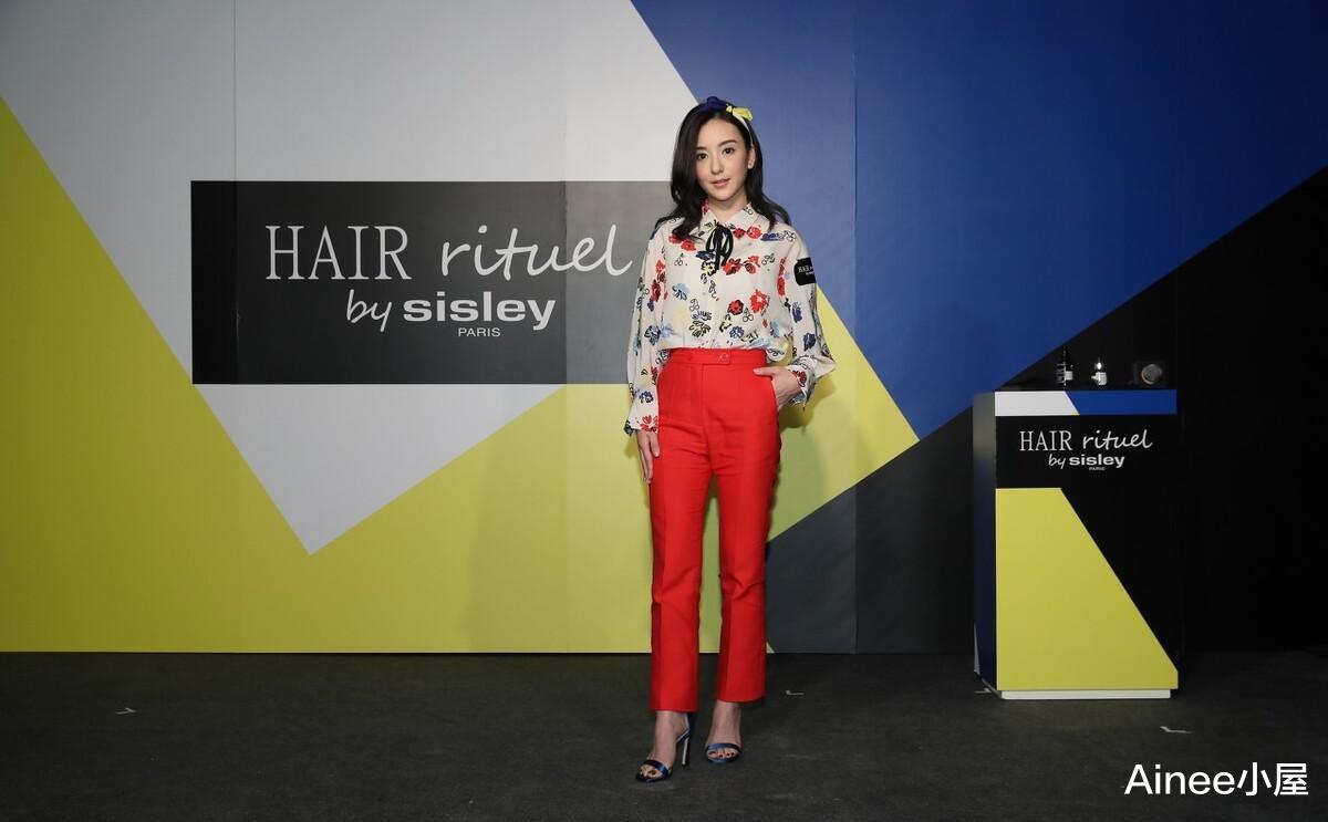 Ainee小屋|方媛当了妈却仍爱日系名媛风,印花衬衫配红裤,发卡配得挺甜美