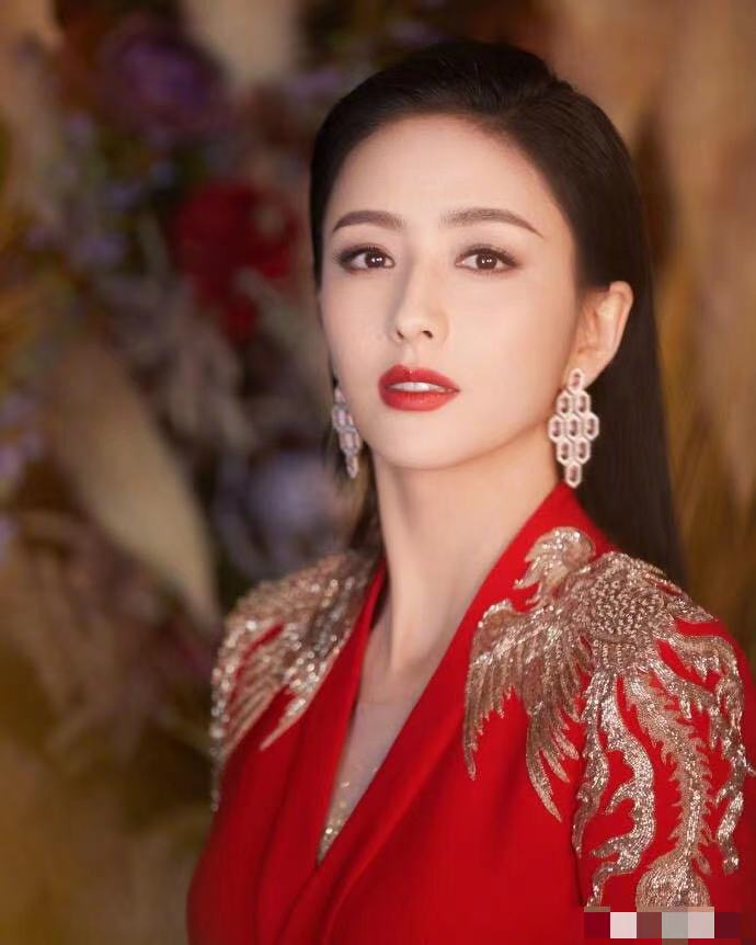 马伊琍|佟丽娅春晚手镯31万出尽风头：一南一北的婚姻，我也愿意！