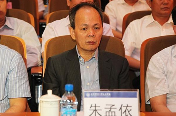 被低估的85后女富豪,豪掷200亿帮助许家印,父亲还帮过王健林