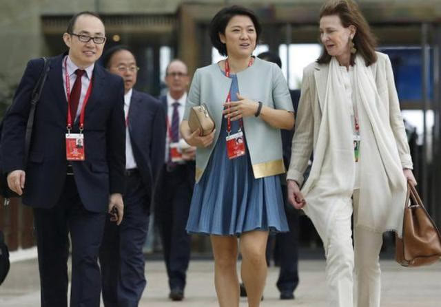裙装 潘石屹老婆罕露面，短发配蓝裙气场强大，两口子精英气质还真登对