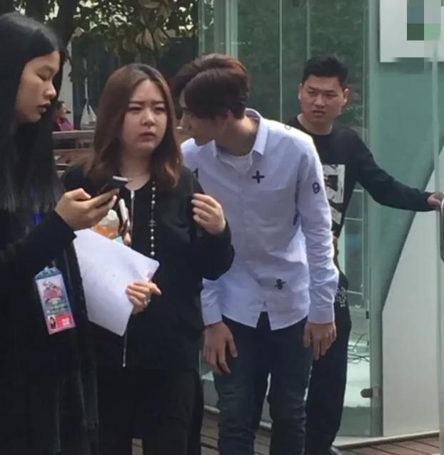 王一博|王一博纯素颜被吐槽太普通，路人镜头下光环全无，并不惊艳