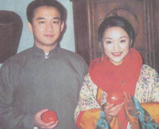 黄磊|黄磊周迅第三次演情侣！后备箱接吻画面甜蜜，喝香槟一脸笑容