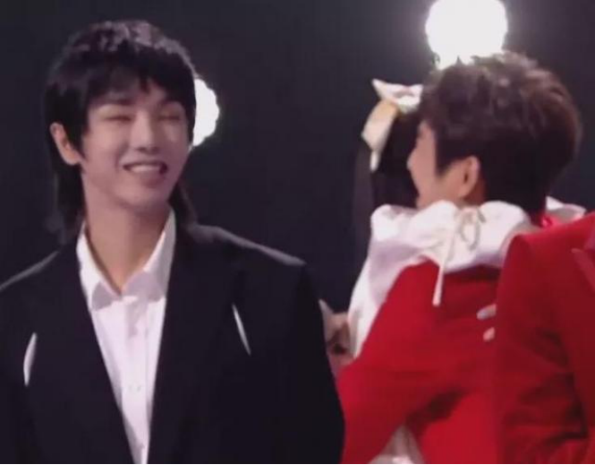 拥抱|跨年夜让人最为感动的幕后:穿越人海的拥抱,合照大秀戒指