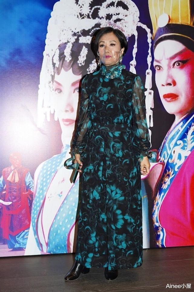 穿衣搭配 汪明荃和老公挺有夫妻相，穿印花长裙挺优雅，罕见短发造型挺大气