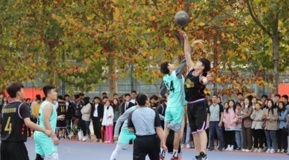 萌孩控分子|云南一大学一对情侣,不顾台下其他同学,在操场看台上亲密拥抱