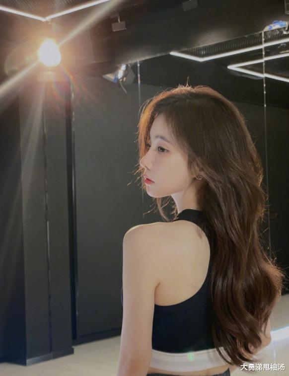 阿德里安·布洛迪|冯提莫练习室美照曝光，小蛮腰直角肩大秀好身材，风格大变引热议