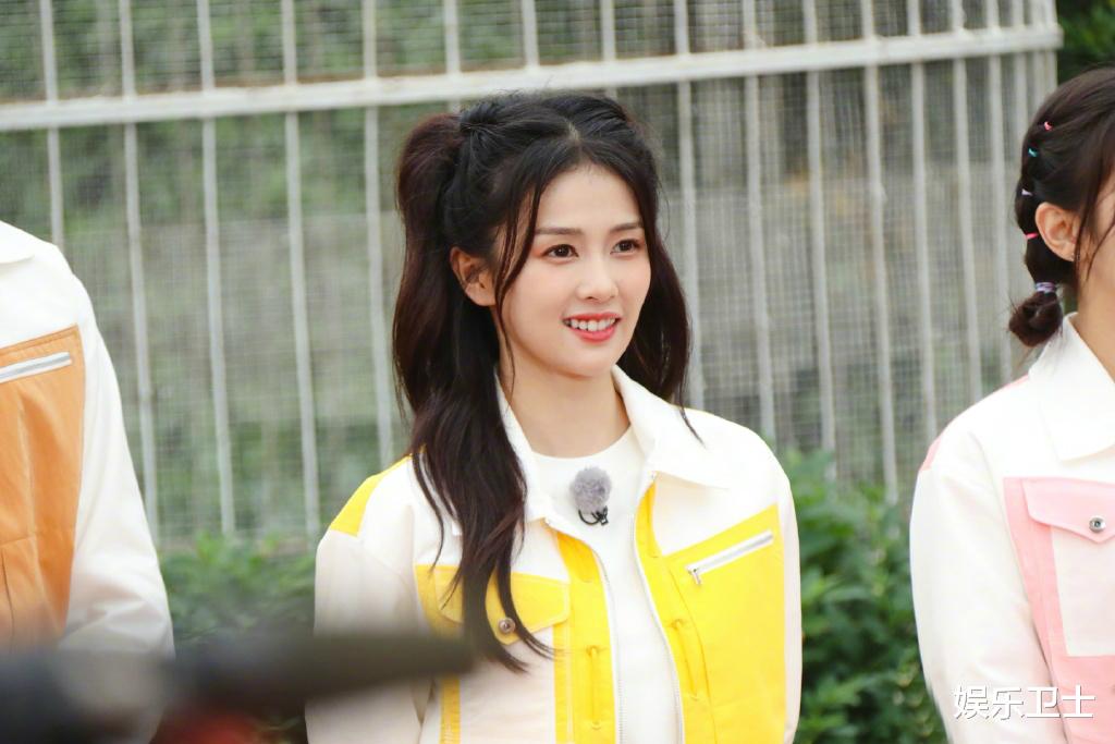 Angelababy|奔跑吧黄河篇山东路透，angelababy雨中打伞造型清纯，宋雨琦水肿，白鹿养眼