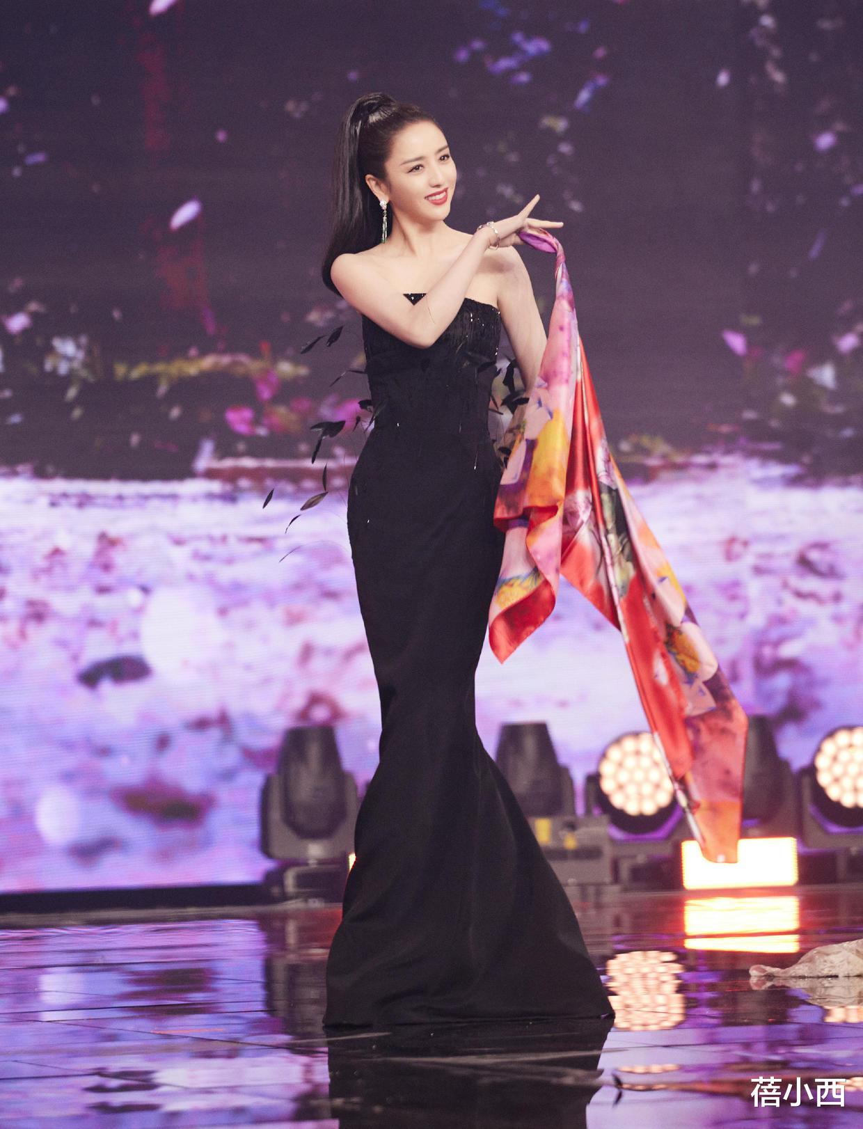 佟丽娅|佟丽娅在秀场好会穿，穿深V连衣裙开高叉，会跳舞的人身材都不差