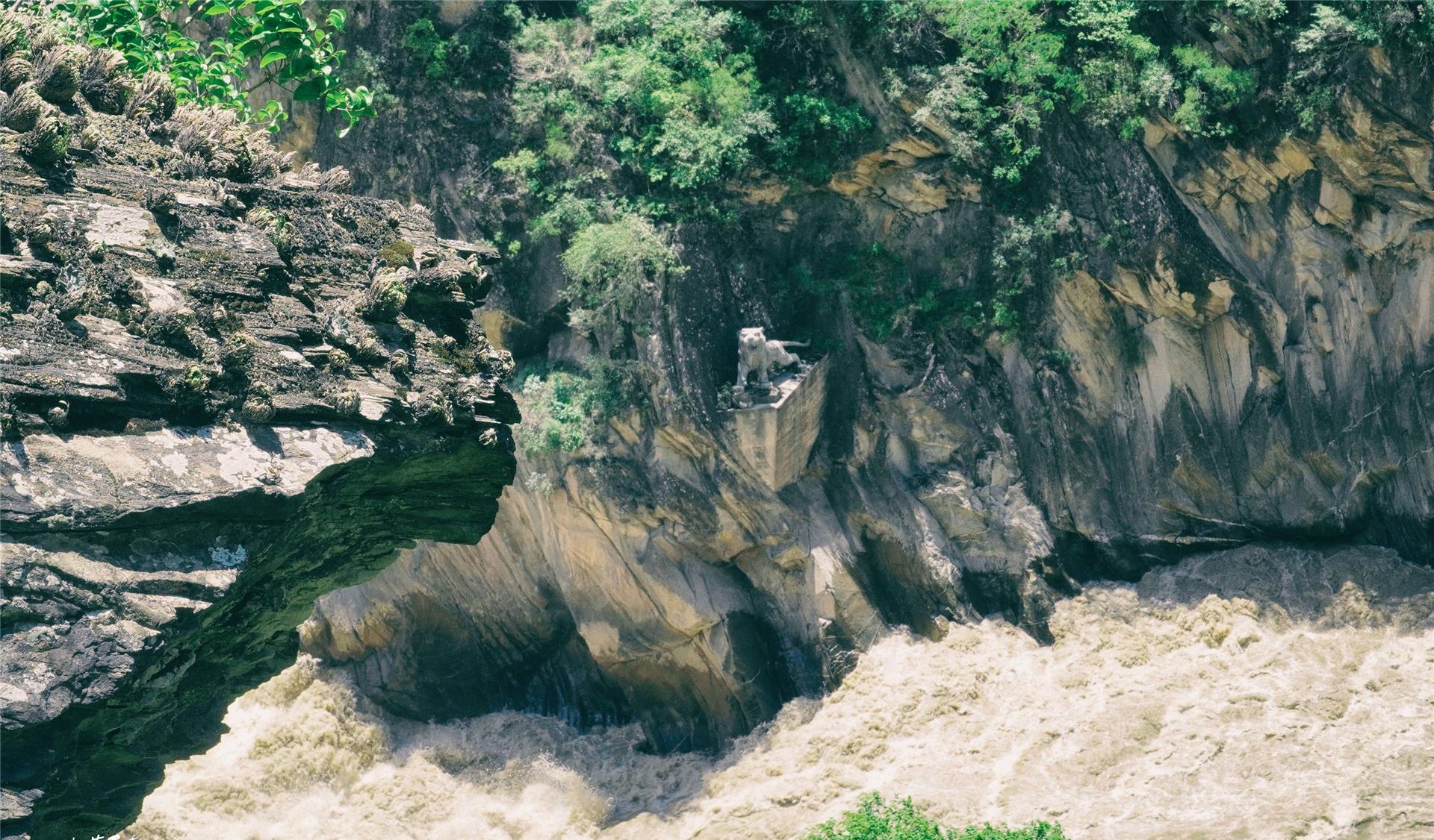 虎跳峡 虎跳峡终于重新开放了,它最凶险的时候到了,它狂暴起来势不可挡