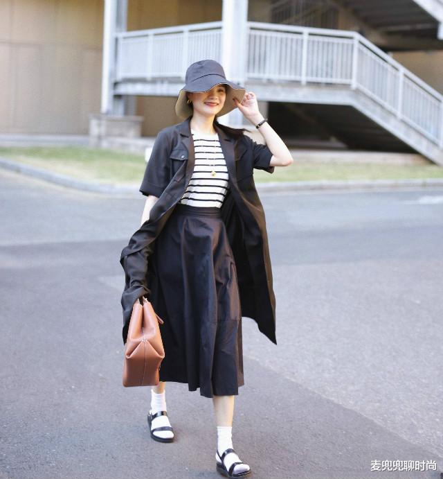 麦兜兜聊时尚|中年女人最爱的黑白配,再加入一点“亮色”,就会高级得令人神往