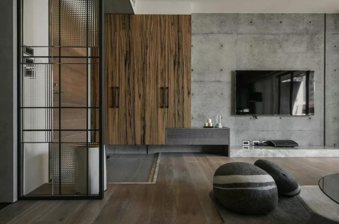 最近别再砌墙了！巧用玻璃隔断，省钱又好看，通透感碾压豪宅！