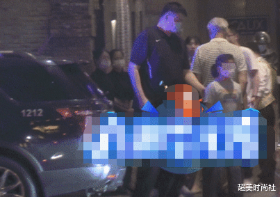 姚明|姚明11岁女儿又长高？打扮简单紧跟家长身旁，身高快到爸爸胸部