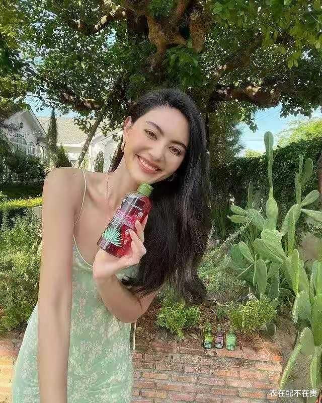 衣在配不在贵|张家辉难得和妻子同框，关咏荷穿绿裙优雅高贵，看着就有阔太范儿
