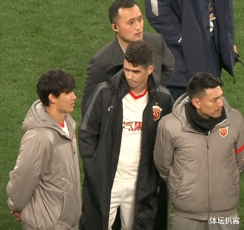 中國足協(xié)|國足主力低級失誤，葬送冠軍！6千萬巨星頒獎黑臉，全隊多人落淚