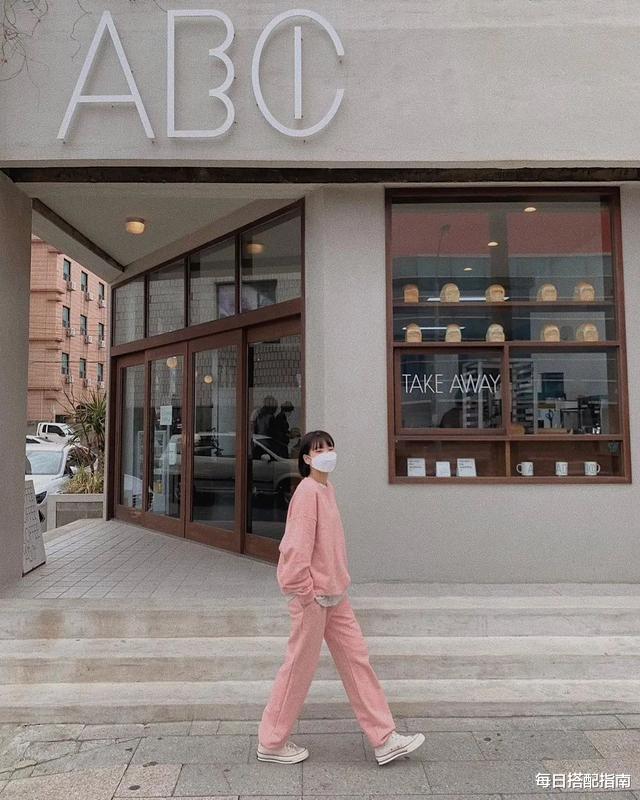 每日搭配指南|成熟女人穿卫衣要谨慎，掌握这几招穿搭法则，优雅得体又时髦