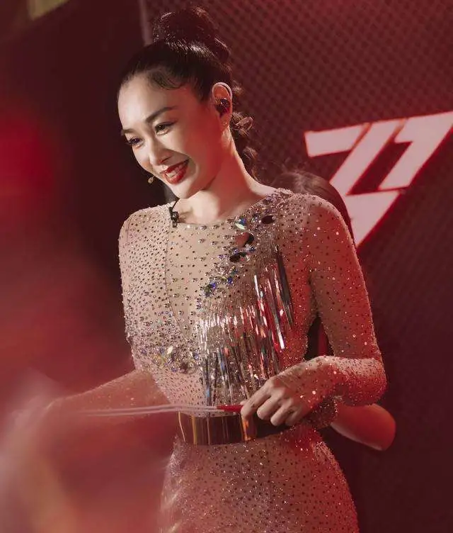 殷桃|42岁凭“少女腰”火上热搜！她这些年是怎么偷偷变美的啊？