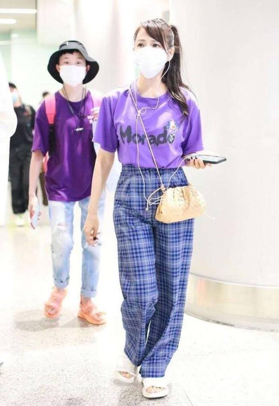 潮帮先生|伊能静真把自己当小姑娘，穿格纹裤还扎高马尾，搂婆婆肩像孙女儿