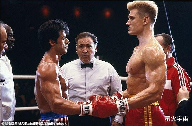 电影|75岁史泰龙和63岁龙格尔重聚，欢乐多，硬汉们都有“小娇妻”