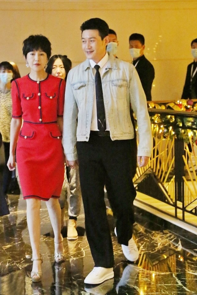 大表姐的时尚圈|鲍蕾气质还是这么好，“小香风”造型典雅高贵，能穿好红色也不易